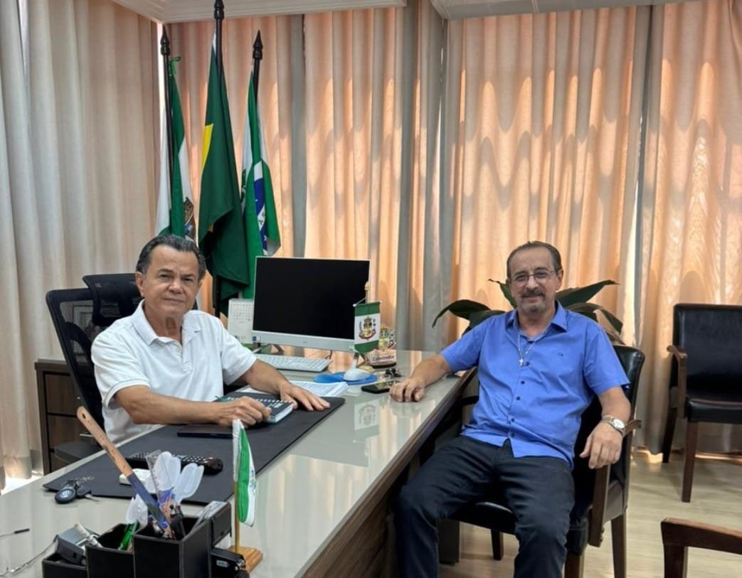 Paulo, do Informativo Comunitário, visita o prefeito em exercício Odair Luiz Corrêa no Paço Municipal de Cafelândia.