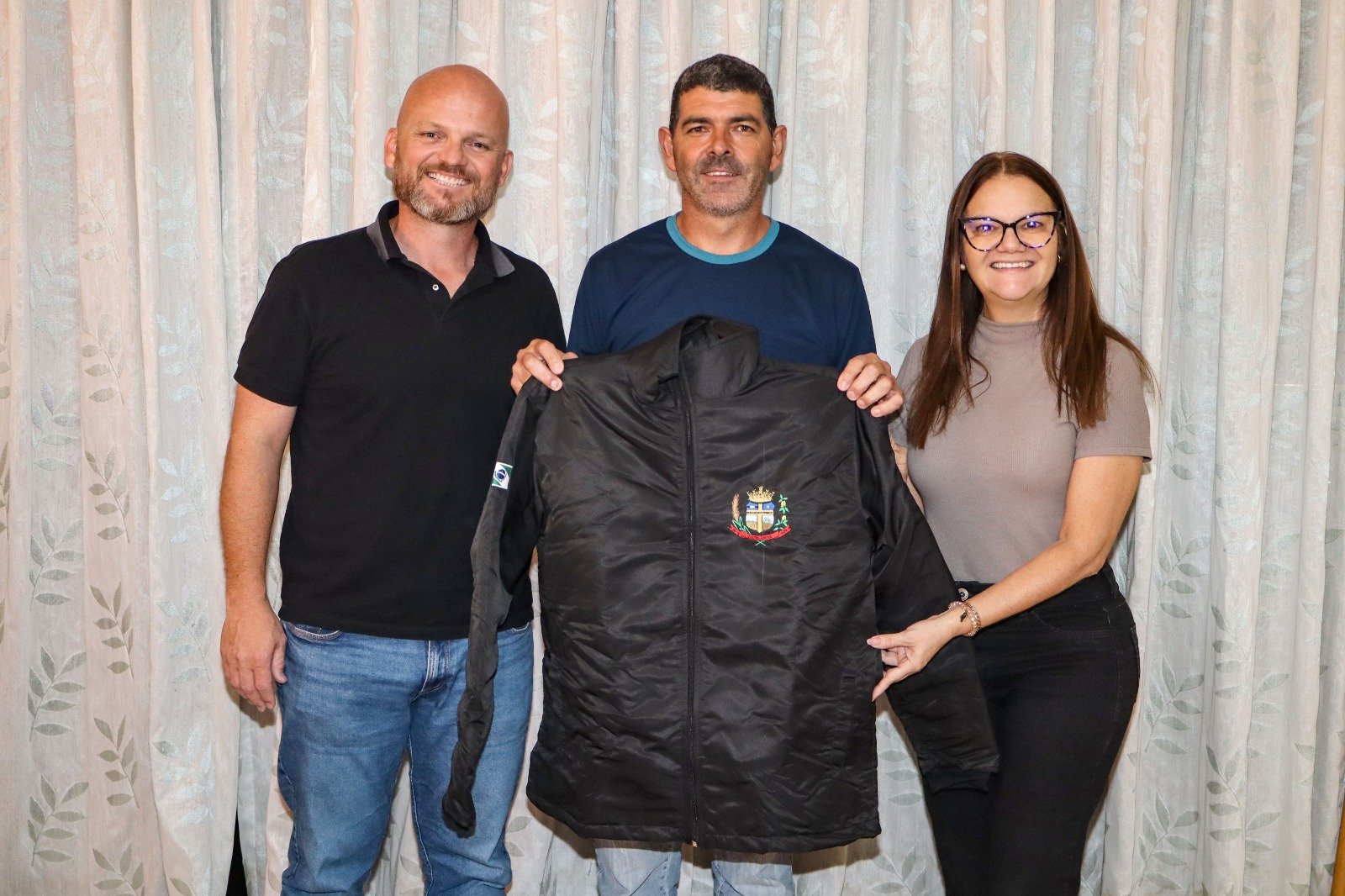 Prefeitura de Cafelândia realiza reunião com motoristas da Educação e entrega novas jaquetas