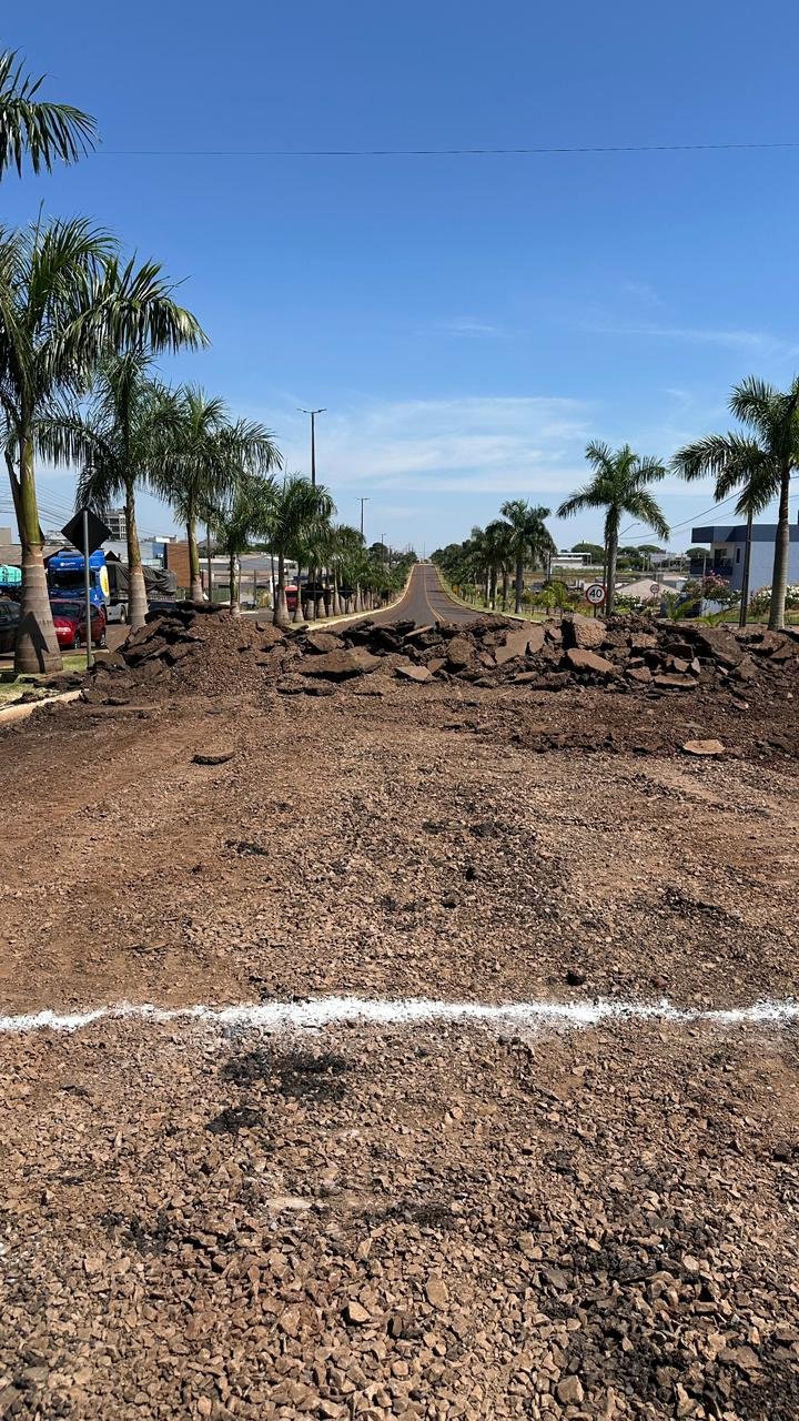 Trecho da Av. Des. Munhoz de Mello recebe construção de faixa elevada