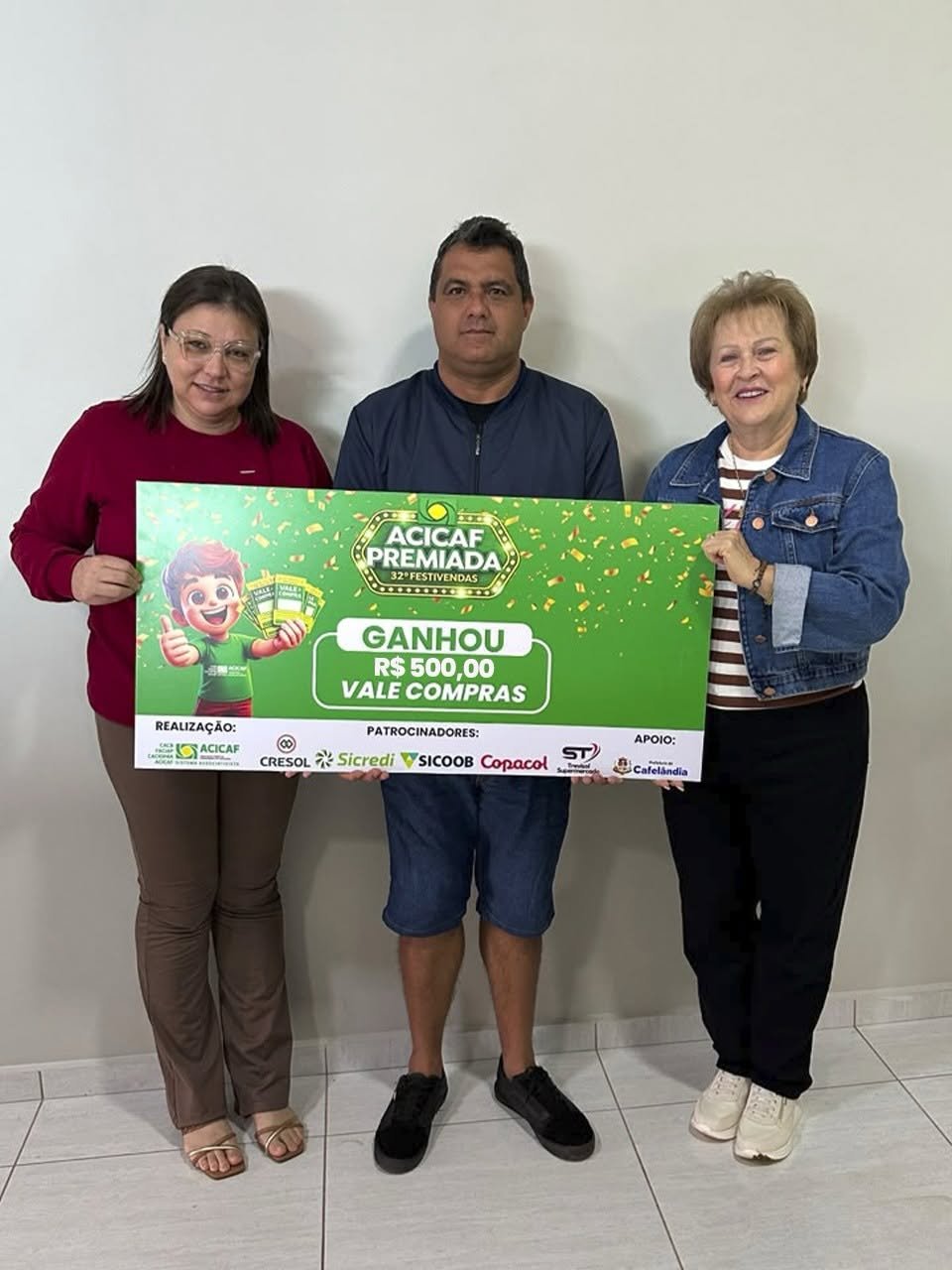 A ACICAF realizou, na quinta-feira (20), a entrega dos prêmios aos contemplados no sorteio especial de Dia dos Pais do 32º Festivendas da ACICAF Premiada.