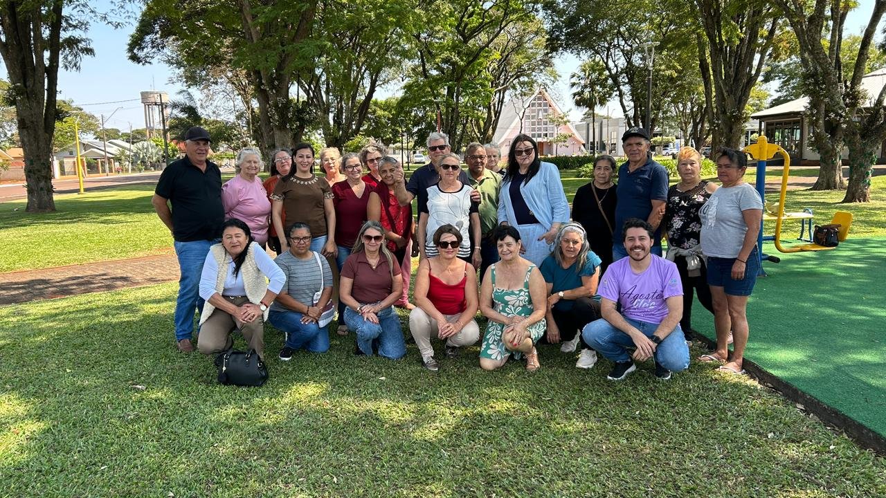 Grupos da Melhor Idade de Cafelândia participam de passeio na Festa das Orquídeas e do Peixe em Maripá