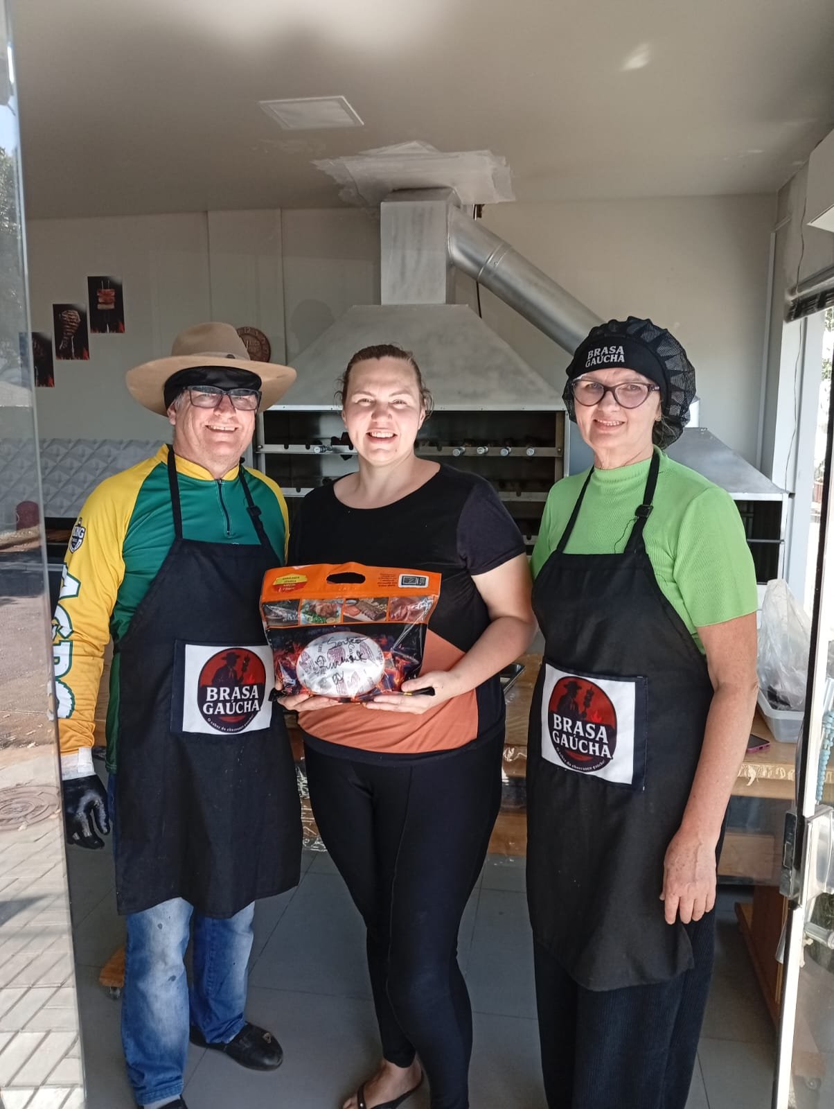Brasa Gaúcha presenteia ganhadora do sorteio de Dia dos Pais